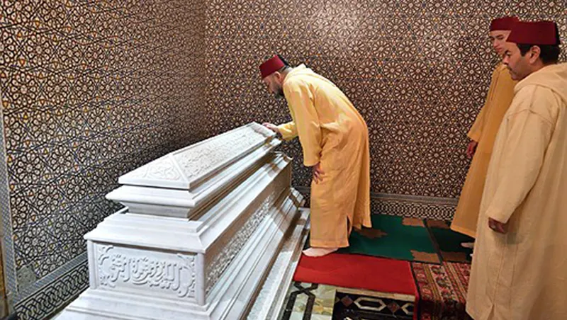 امير المؤمين عند الضريح