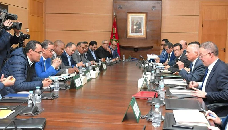 الحكومة مع النقابات