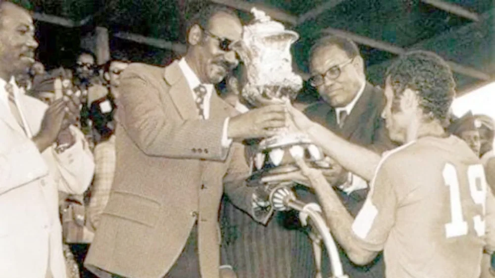 العميد-أحمد-فرس-يتسلم-الكأس-الغالية-من-الرئيس-الإثيوبي